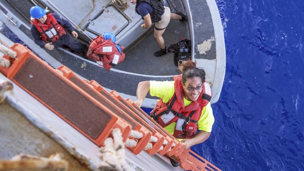 Eine der zwei geretteten Seglerinnen beim Erklimmen des Marine-Schiffs