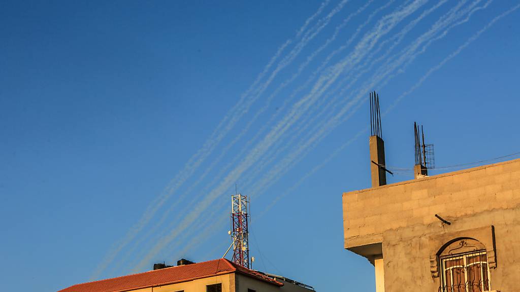 Am Himmel ist Rauch von Raketen zu sehen, die vom Gazastreifen aus auf Israel abgefeuert werden. Foto: Abed Rahim Khatib/dpa
