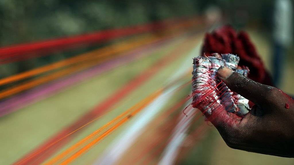 Verarbeitung von Drachenschnüren in Indien, denen auch feine Glassplitter beigemengt werden (Symbolbild)