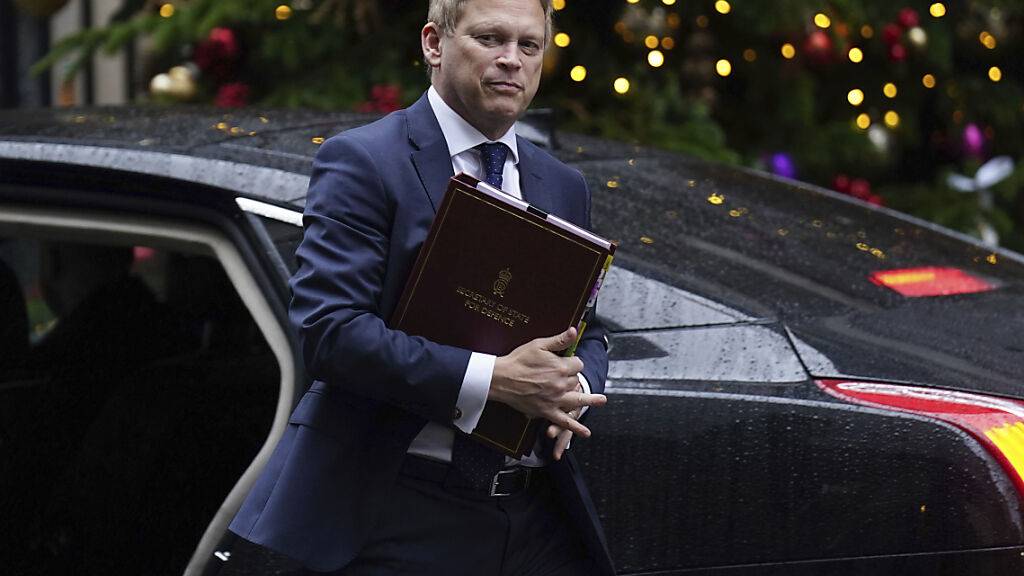 ARCHIV - Grant Shapps, Verteidigungsminister von Großbritannien, kommt zu einer Kabinettssitzung. Die britische Regierung erwägt Berichten zufolge einen Einsatz von Soldaten, um Hilfsgüter an dem von den USA errichteten temporären Hafen in Gaza an Land zu bringen. Foto: James Manning/PA/AP/dpa