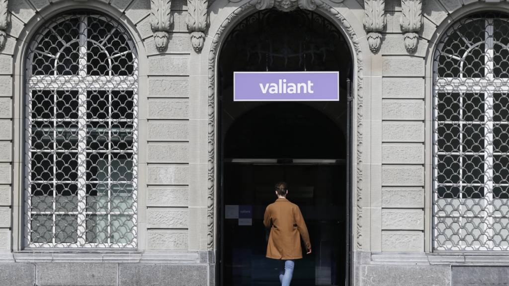 Valiant plant Kosteneinsparungen von «mindestens 15 Millionen Franken» sowohl beim Personal- wie auch beim Sachaufwand, wie die Bank am Donnerstag bekanntgab. (Archivbild)