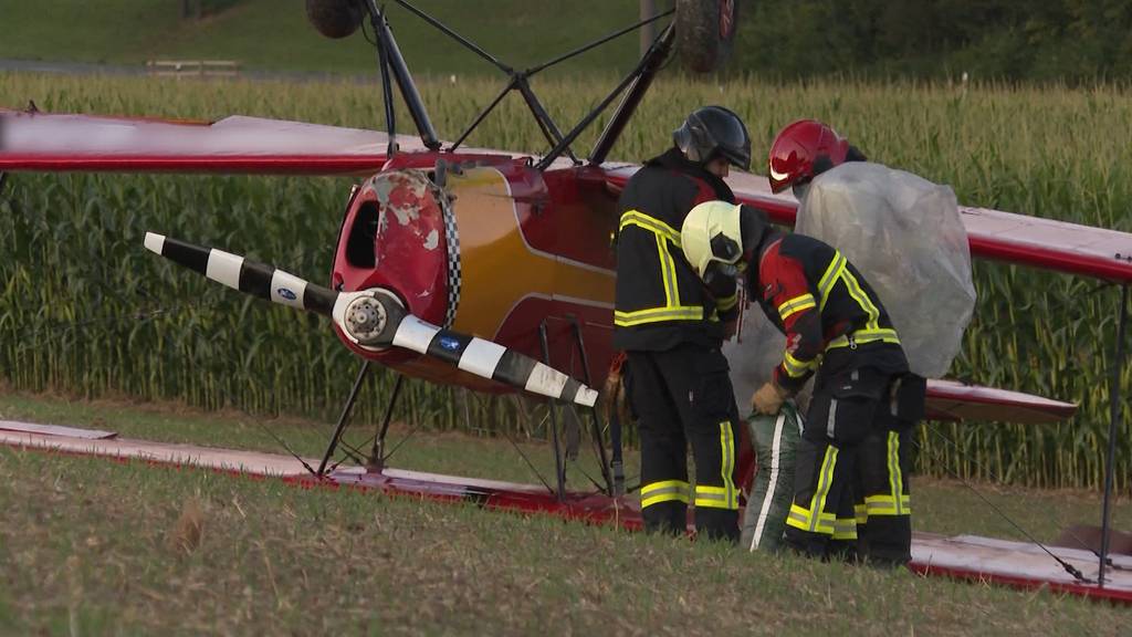 Notlandung: Pilot muss kopfüber aus Flugzeug in Schinznach-Dorf klettern