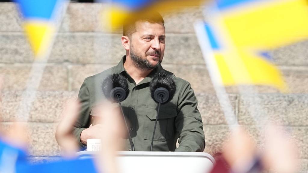 Wolodymyr Selenskyj, Präsident der Ukraine, spricht auf den Stufen von Schloss Christiansborg, dem Sitz des dänischen Parlaments, zum dänischen Volk. Foto: Mads Claus Rasmussen/Ritzau Scanpix Foto/AP/dpa - ACHTUNG: Nur zur redaktionellen Verwendung und nur mit vollständiger Nennung des vorstehenden Credits