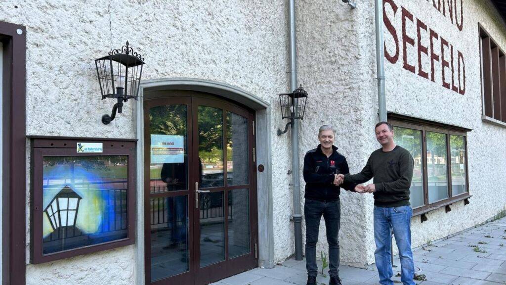 Symbolische Schlüsselübergabe zwischen Lukas Albert (rechts) und Roger Berchtold, Leiter Liegenschaften der Gemeinde Sarnen.