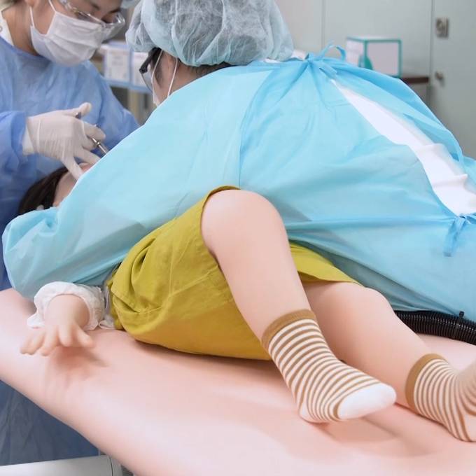 Unheimlich: Mit diesem Kinder-Roboter trainieren künftig Zahnärzte in Japan