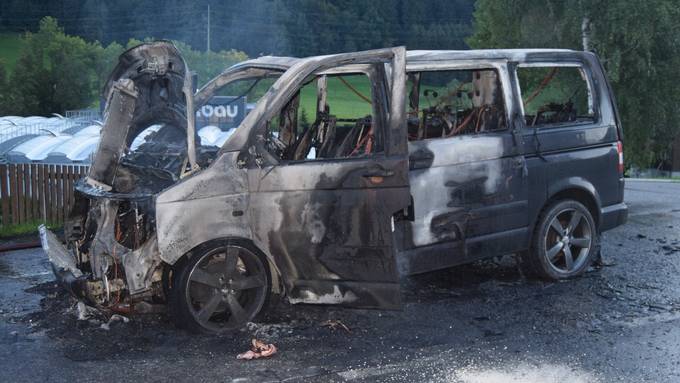 Auto vollständig ausgebrannt