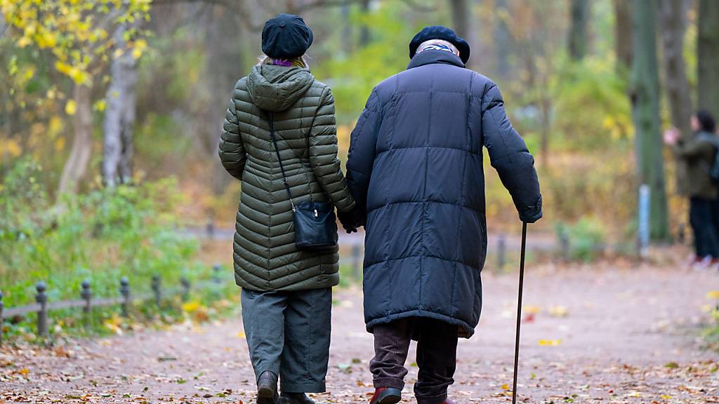 Pflegebedürftige Personen sollen mit intermediären Angeboten so lange wie möglich zuhause leben bleiben können. (Symbolbild)