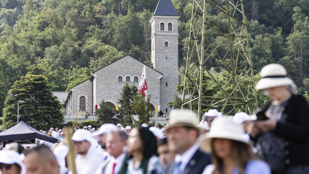 An der mehr als vierstündigen Zeremonie nahmen nach Angaben der Bruderschaft rund 15'000 Gläubige teil, die eigens nach Ecône gereist waren.
