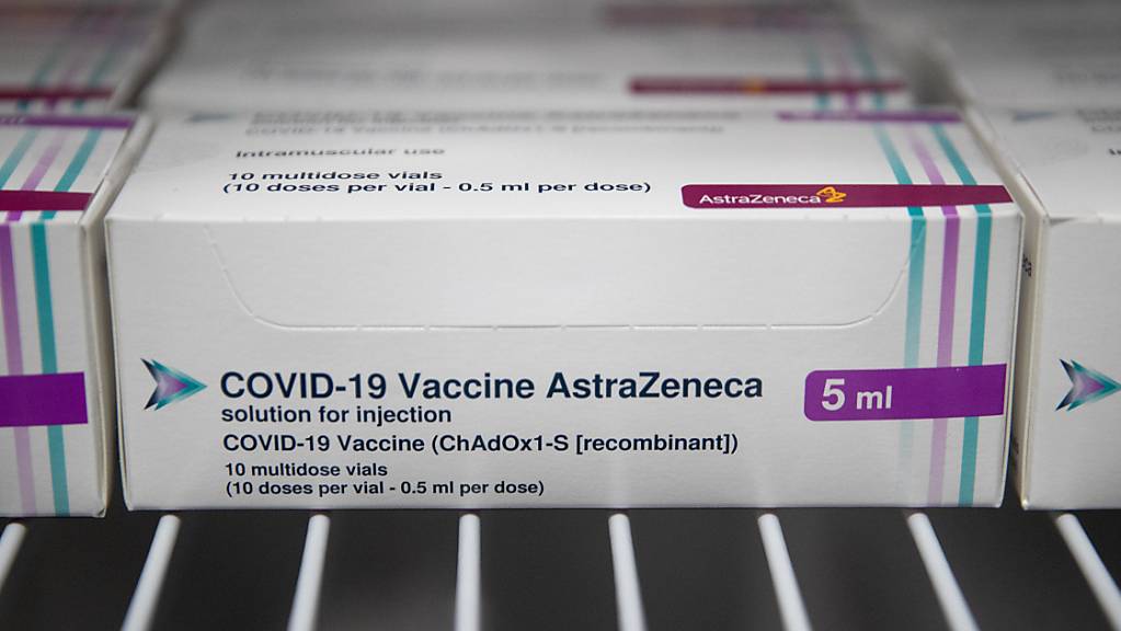 ARCHIV - Ampullen mit dem Corona-Impfstoff des Herstellers AstraZeneca stehen in kleine Kartons verpackt in einem Kühlschrank. Foto: Andrew Matthews/PA Wire/dpa
