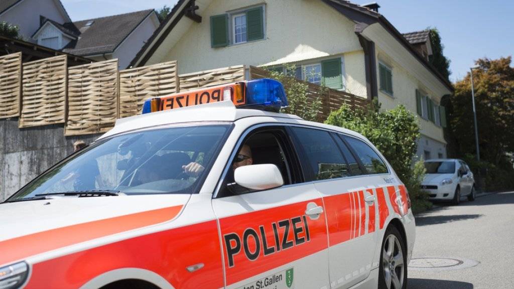 Ein Polizeiauto vor dem Haus in Staad SG, in welchem das zweijährige Mädchen tot aufgefunden wurde. Die Kantonspolizei St. Gallen geht von einem Tötungsdelikt aus.