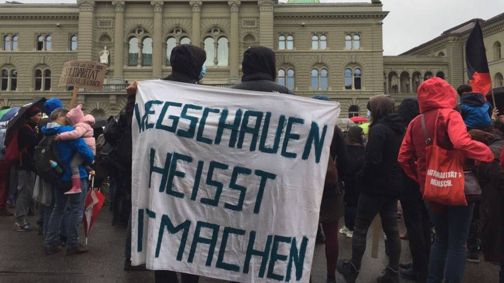 Hunderte Menschen haben am Samstag auf dem Berner Bundesplatz eine humanere Flüchtlingspolitik gefordert. Die Schweiz müsse mehr Geflüchtete aus den Auffanglagern an der EU-Aussengrenze aufnehmen, hiess es.