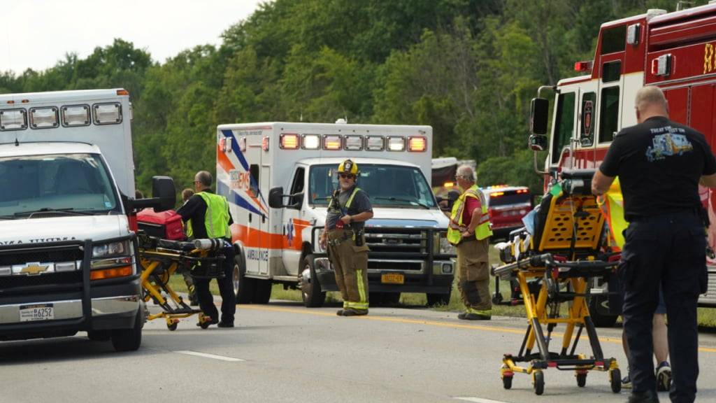 Rettungskräfte arbeiten an der Unfallstelle eines Reisebusses, der sich in der Nähe von Pembroke, N.Y., überschlagen hat. Foto: Libby March/Buffalo News/AP/dpa