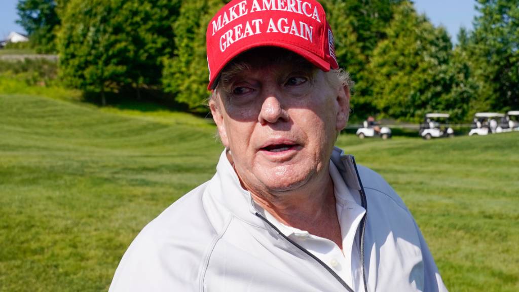 ARCHIV - Donald Trump, ehemaliger Präsident der USA, auf dem Gelände des Trump National Golf Club in Virginia. Foto: Alex Brandon/AP/dpa