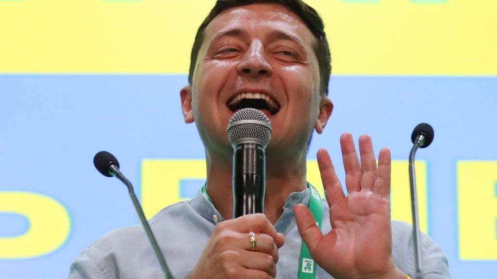 Der Ex-Komiker hat gut lachen: Wolodymir Selenskyj hat sich mit einem Erdrutschsieg die Machtbasis im ukrainischen Parlament geschaffen, um seine politischen Pläne umsetzen zu können. Er kann mit grösster Sicherheit alleine regieren.