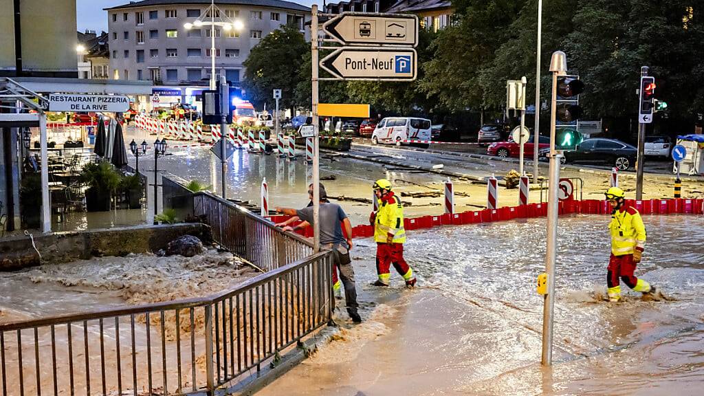 Der Fluss Morges ist in der gleichnamigen Waadtländer Stadt über die Ufer getreten und hat Geschäfte und Restaurants unter Wasser gesetzt.