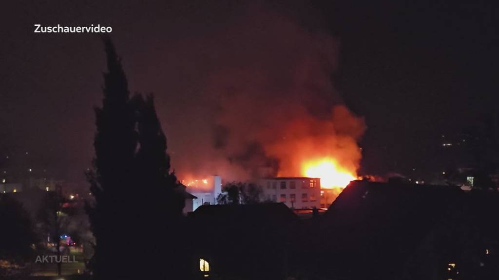 Brand im Dachstock: In Langendorf schiessen Flammen aus Firmengebäude