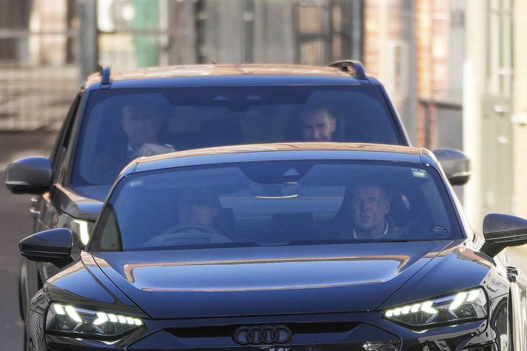 Hier verlässt Prinz William nach einem Besuch bei Kate das Spital.