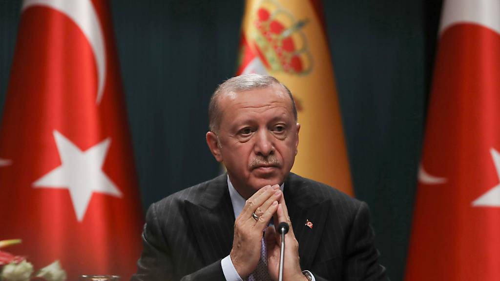 ARCHIV - Recep Tayyip Erdogan (r), Präsident der Türkei, spricht bei einer Pressekonferenz, nach Gesprächen mit dem spanischen Premierminister Sanchez. Foto: Burhan Ozbilici/AP/dpa