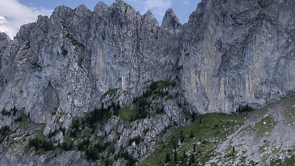 Der Bergsteiger stürzte in den Gastlosen-Bergen im Massiv der Sattelspitzen im Kanton Freiburg ab.