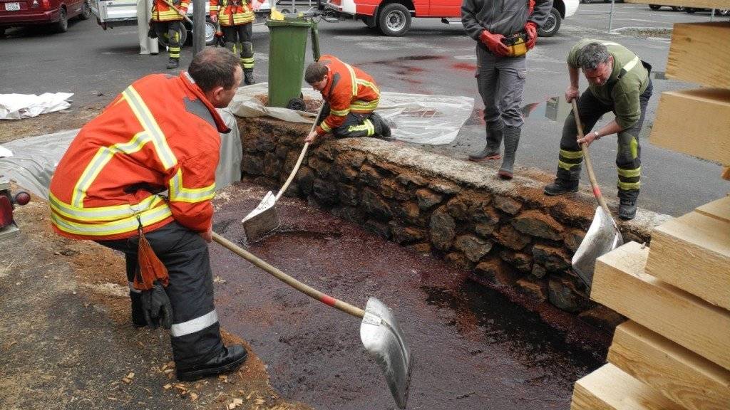 Ausgelaufenes Öl aus einem umgekippten Tank in Einsiedeln hat einen grösseren Einsatz der Feuerwehr erfordert.