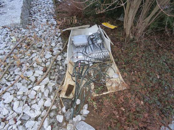 Lieferwagen Rammt Verteilerkasten Und Rollt In Garten 20 000