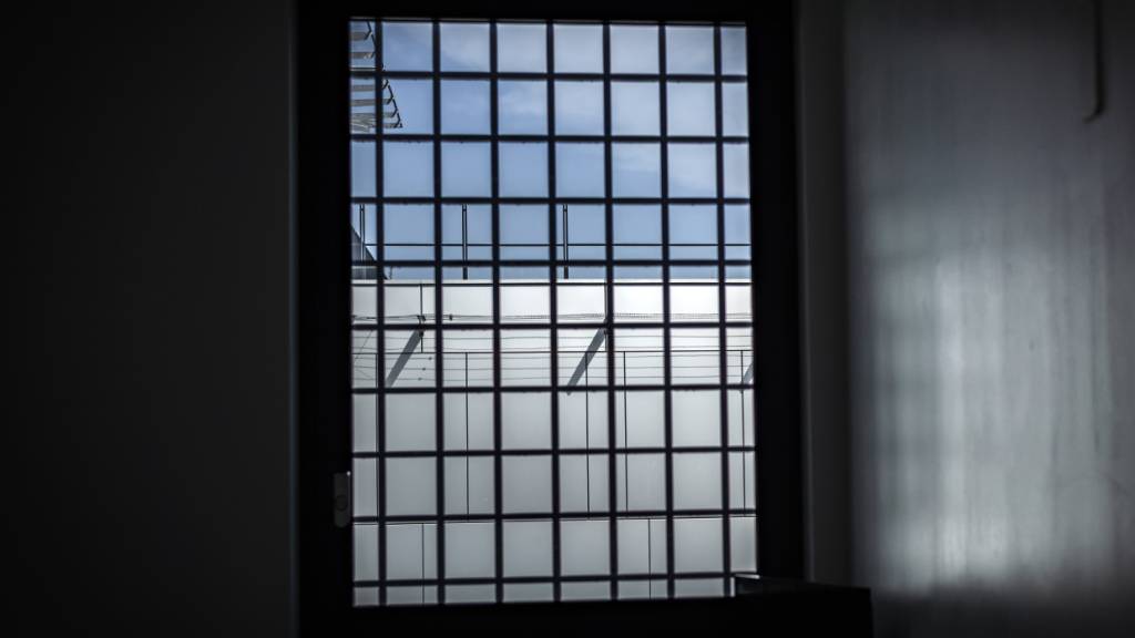 Der Tatverdächtige sitzt in Untersuchungshaft. (Symbolbild)