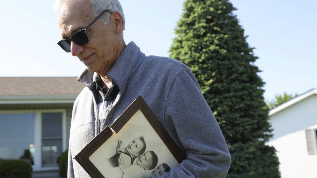 dpatopbilder - John Prevost, der Bruder des neuen Papstes Leo XIV., hält ein Porträt der drei Prevost-Brüder aus dem Jahr 1958 in der Hand, während er vor seinem Haus Fragen von Reportern beantwortet. Foto: John J. Kim/Chicago Tribune/AP/dpa