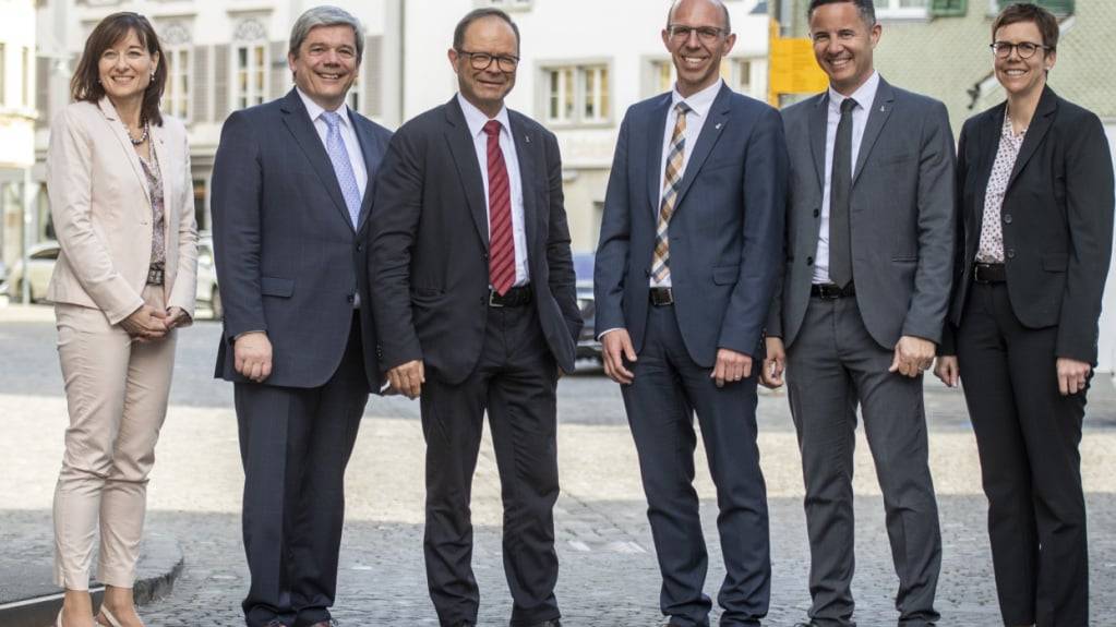 Der aktuelle Obwaldner Regierungsrat mit Landschreiberin Nicole Frunz, Daniel Wyler, Josef Hess, Christoph Amstad, Christian Schäli und Cornelia Kaufmann-Hurschler (von links)