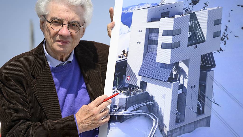 Der Architekt Mario Botta präsentiert das neue Restaurant.