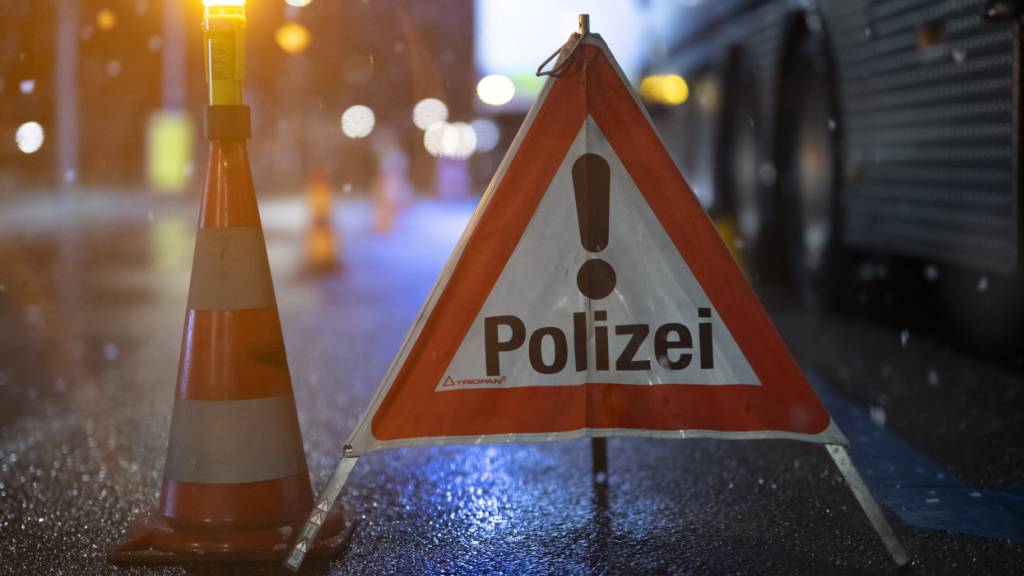 Bei einem Autohaus in Dietikon brannten in der Nacht auf Freitag mehrere Autos aus. (Symbolbild)
