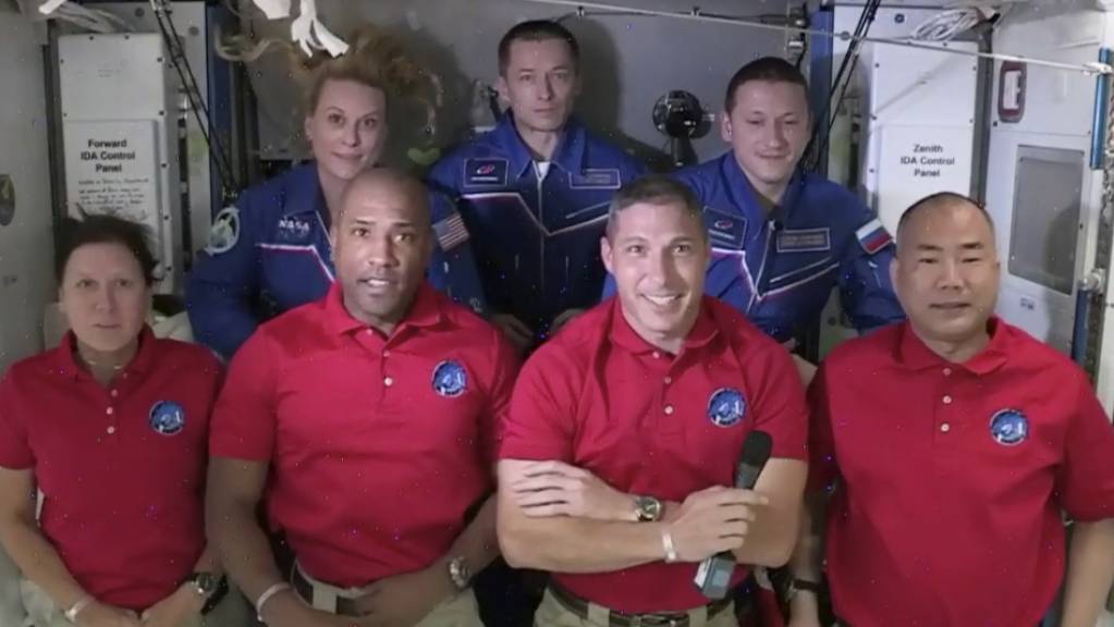 HANDOUT - Der Bildausschnitt von NASA-TV zeigt die Crew von SpaceX Dragon (vorne,l-r), Shannon Walker, Victor Glover, Mike Hopkins und Soichi Noguchi sowie die Crew der Internationalen Raumstation (hinten,l-r) Kate Rubins, Expedition 64-Kommandeur Sergey Ryzhikov und Sergey Kud-Sverchkov. Foto: -/NASA-TV/AP/dpa