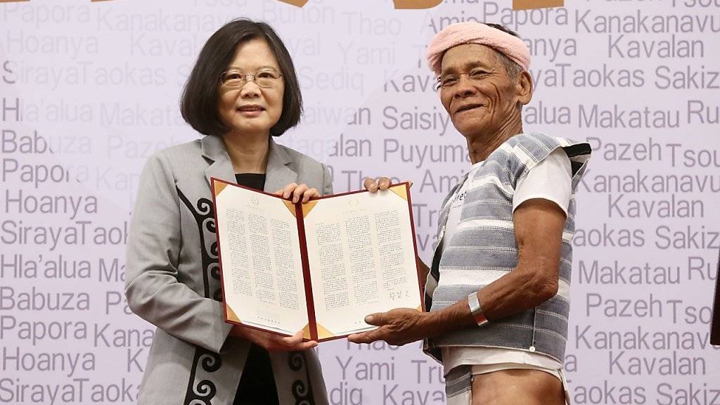 Als erstes Staatsoberhaupt Taiwans hat sich Präsidentin Tsai Ing Wen bei den Ureinwohnern der Insel entschuldigt. Hier übergibt sie einem Vertreter der Ureinwohner die formale schriftliche Entschuldigung.