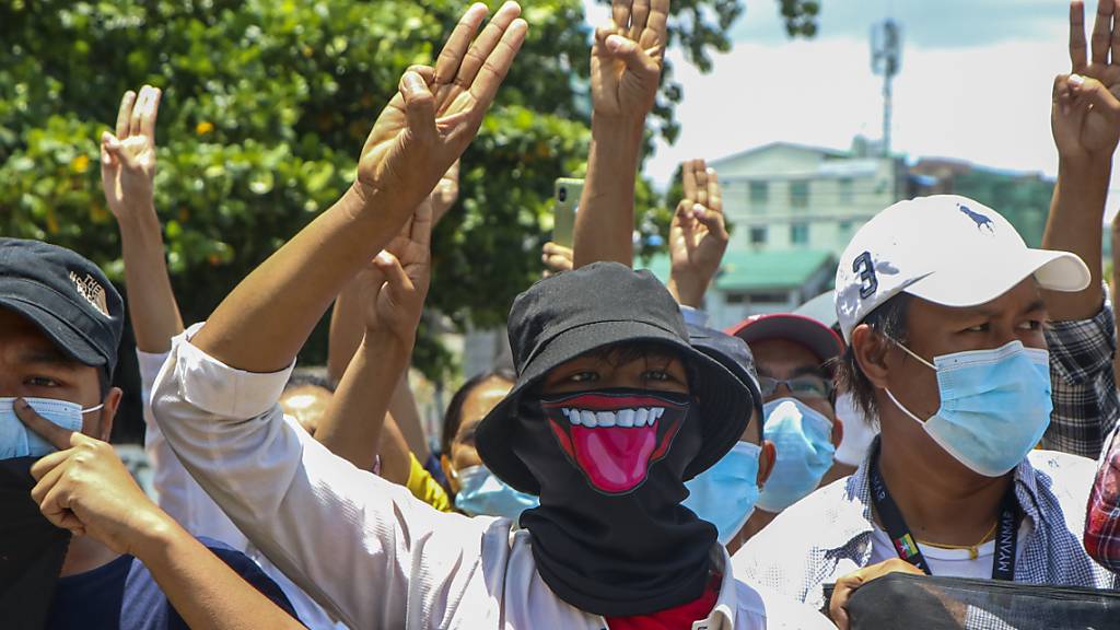 Demonstranten zeigen den Drei-Finger-Gruß, zum Zeichen des Widerstands, bei einer Protestaktion gegen den Militärputsch in Myanmar. Foto: Uncredited/AP/dpa