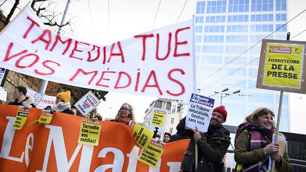 Westschweizer Journalisten gingen am Freitag aus Protest gegen das Medienhaus Tamedia auf die Strasse.