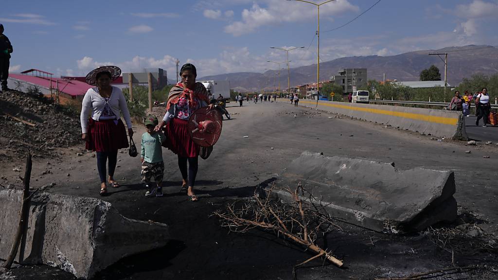 Anhängern des ehemaligen bolivianischen Präsidenten Evo Morales protestieren seit Wochen. Foto: Juan Karita/AP/dpa