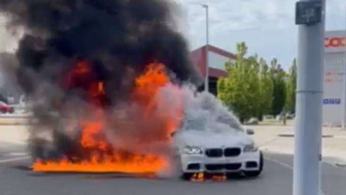 BMW brennt in Dietikon lichterloh – Fahrer kann sich aus Auto retten