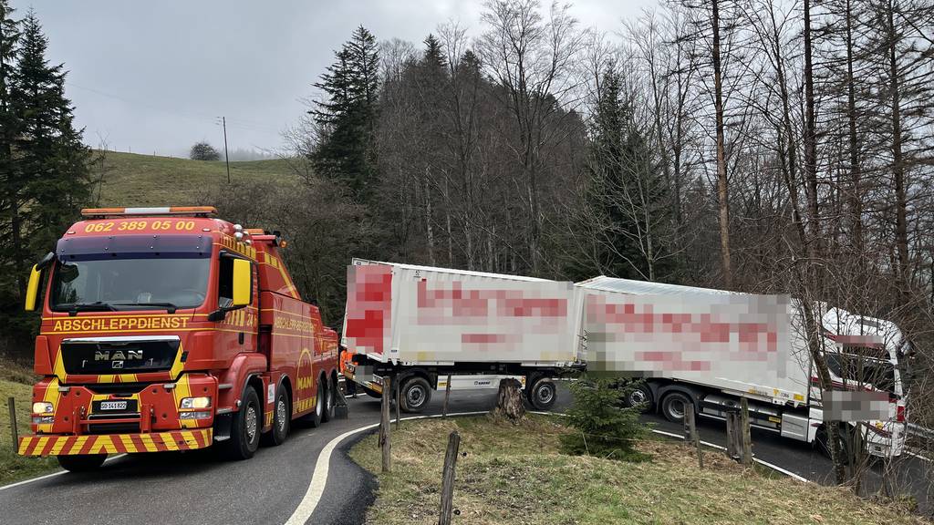 Lastwagen mit Anhänger blockierte Balmberg-Passstrasse