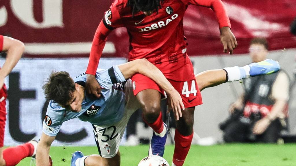 Freiburgs Johan Manzambi war gegen Celta Vigo nur schwer vom Ball zu trennen
