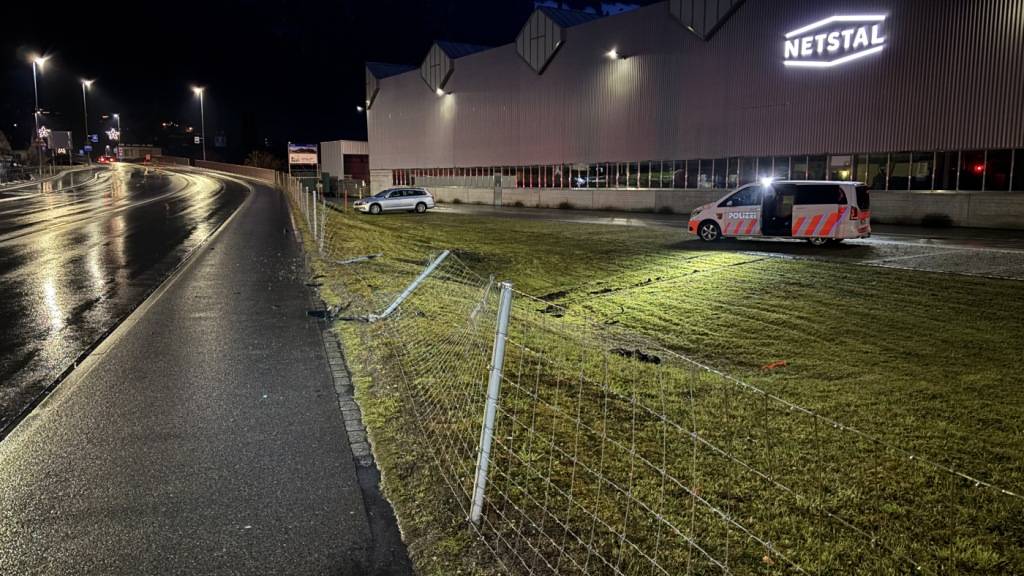 Bei einem Unfall mit einem Mietauto in Näfels GL entstand in der Nacht auf Samstag Sachschaden an einem Zaun.