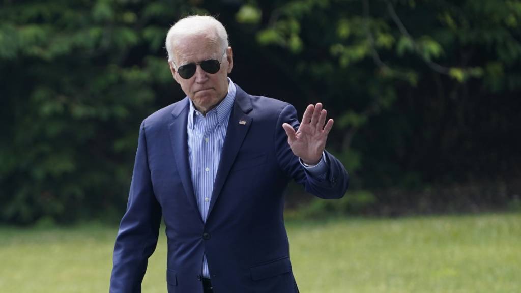 Joe Biden, Präsident der USA, geht zur Marine One auf dem South Lawn des Weissen Hauses, bevor er nach Cincinnati fliegt.