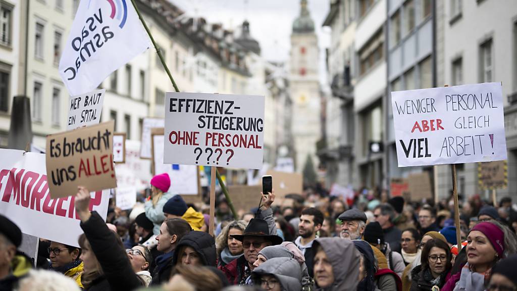 Die St. Galler Regierung wurde vom Verwaltungsrat der Spitalverbunde erst kurz vor der offiziellen Ankündigung über den Abbau von 440 Stellen informiert. (Archivbild)