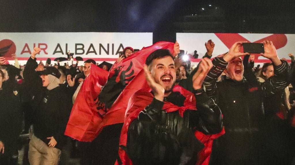 Albanische Fans in Tirana freuen sich über die zweite EM-Teilnahme