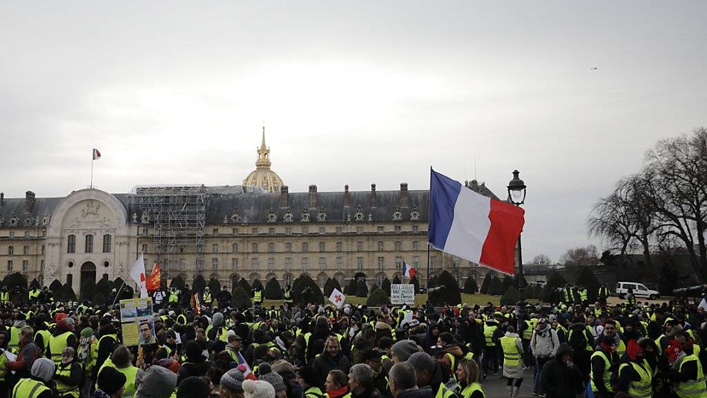 In Paris haben sich erneut «Gelbwesten» zu einer Kundgebung versammelt.