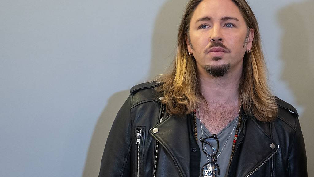 Der deutsche Rockmusiker Gil Ofarim steht im Saal des Landgerichts in Leipzig. Foto: Hendrik Schmidt/dpa