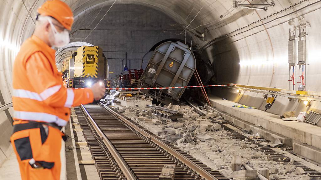 Wagenwracks werden im Gotthardbasistunnel zerlegt