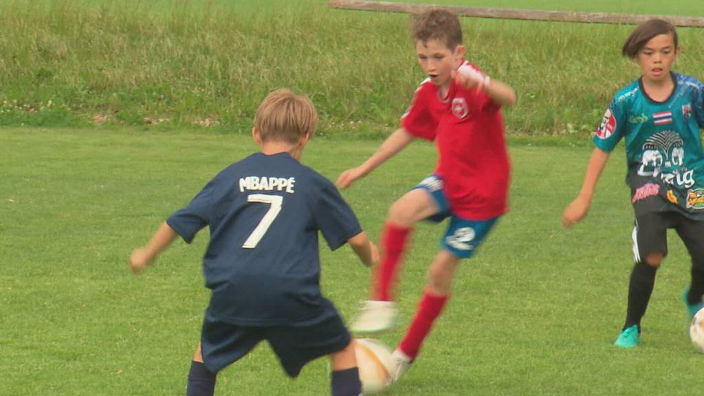 Sven Schurtenberger trainiert mit Fussballjunioren