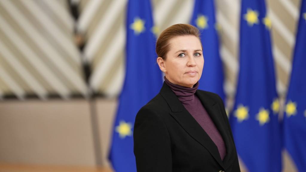 Mette Frederiksen, Ministerpräsidentin von Dänemark, kommt zum EU-Sondergipfel in Brüssel an. Foto: Michael Kappeler/dpa