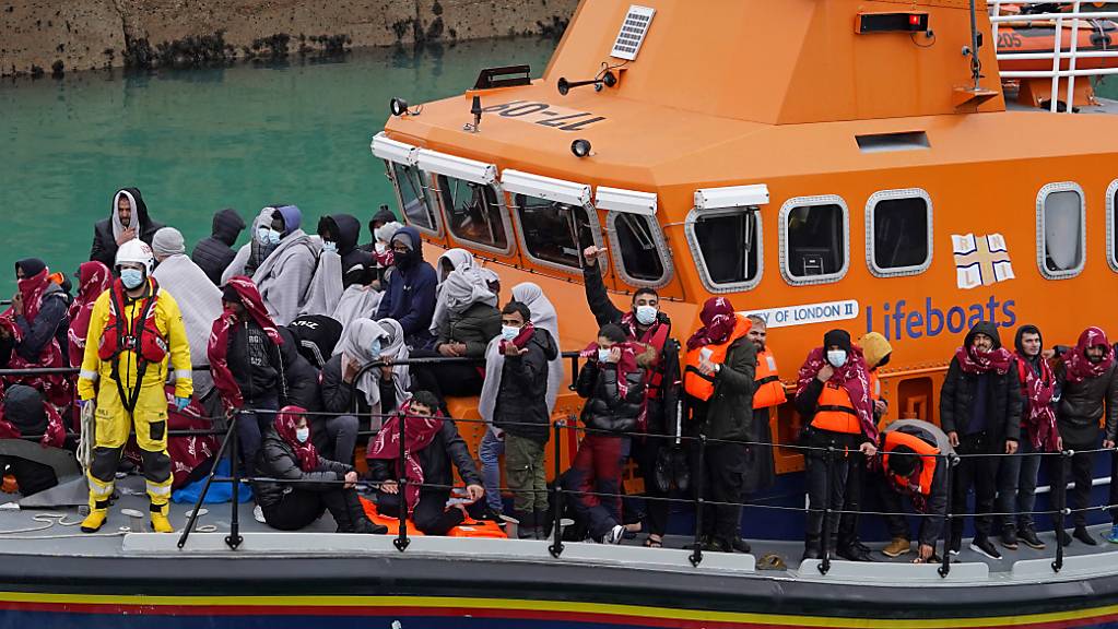Eine Gruppe von mutmaßlichen Migranten wird an Bord des Dover-Rettungsboots nach Dover in Kent gebracht. Eine Rekordzahl von 1185 Migranten an einem Tag hat am Donnerstag illegal den Ärmelkanal von Frankreich nach Großbritannien überquert. Das teilte das Innenministerium in London am Freitag mit.
