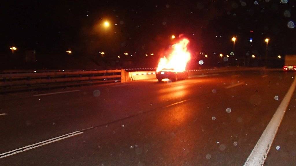 Kurz nach dem Bareggtunnel gerät das beschossene Auto in Brand.
