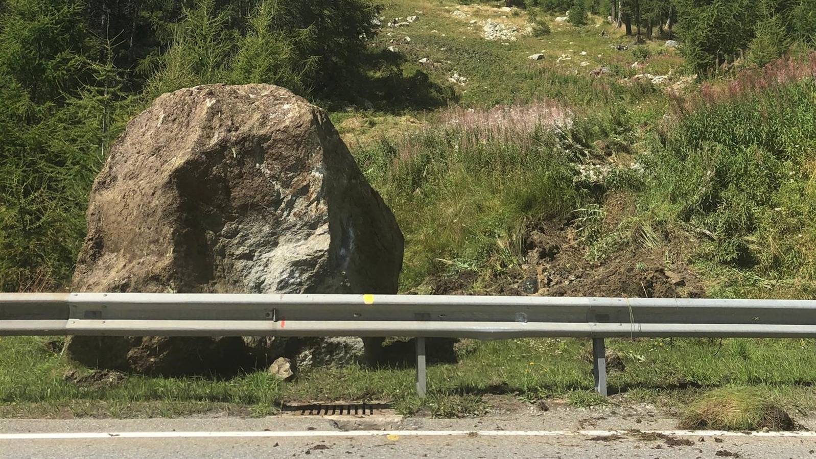 Kam erst vor der Malojastrasse zum Stehen: Einer der riesigen Felsbrocken, die am Dienstag im Engadin vom Piz Lagrev niedergingen.
